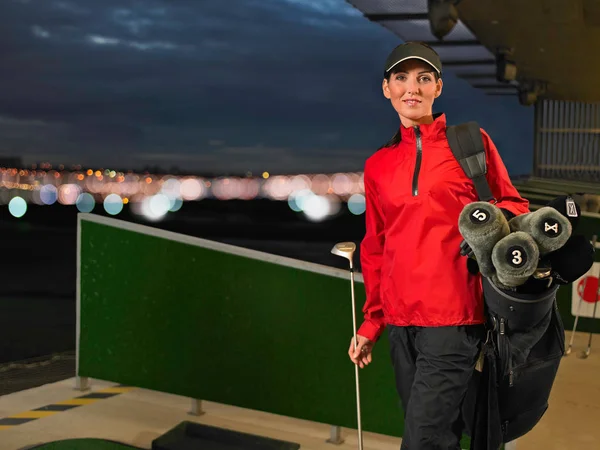 Mulher Com Tacos Golfe Driving Range — Fotografia de Stock