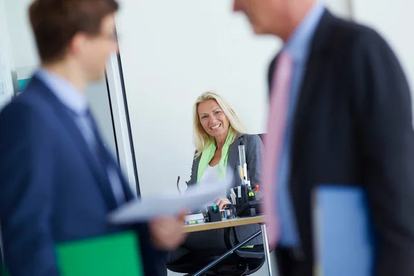 Empresária Sorrindo Para Mesa Escritório — Fotografia de Stock