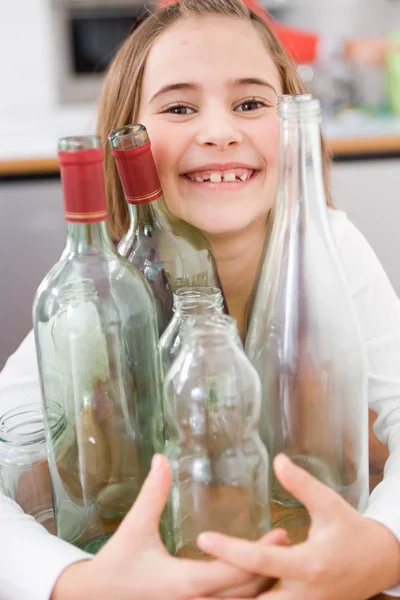 Ragazza Riciclaggio Bottiglie Vuote — Foto Stock