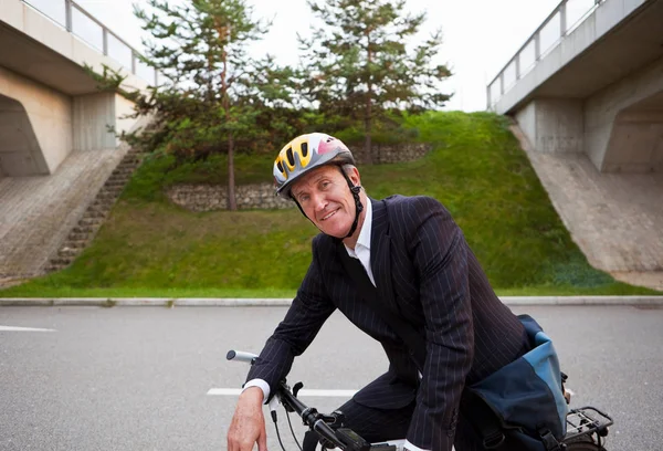 Senior Gut Aussehende Kaukasische Geschäftsmann Fahrrad Fahren Auf Der Straße — Stockfoto