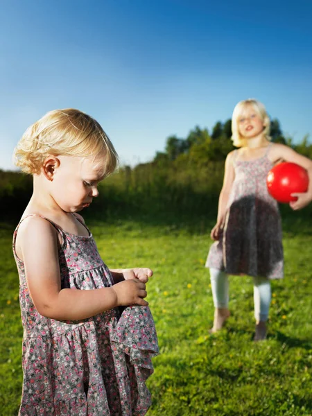 Triste Bambina Che Gioca Con Sorella Nel Parco — Foto Stock