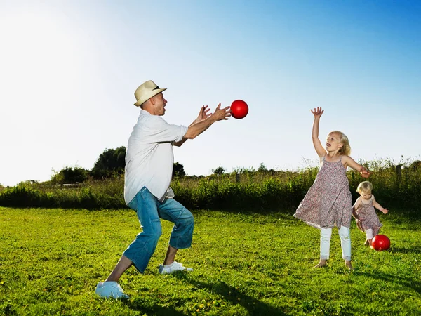 Famiglia Felice Padre Che Gioca Con Figlie All Aperto — Foto Stock