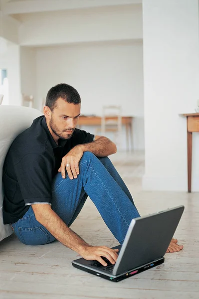 Uomo Utilizzando Computer Portatile Sul Pavimento — Foto Stock