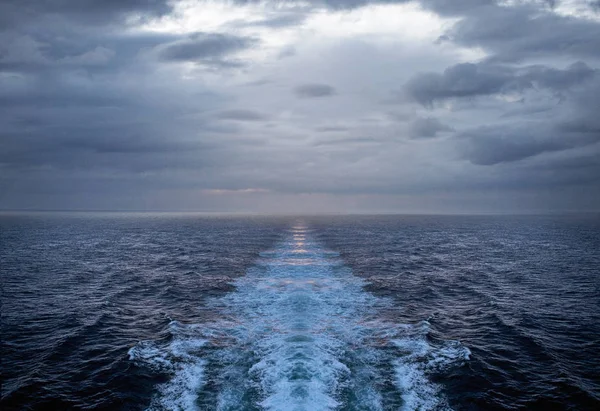 Churning Water Trail Ocean — Stock Photo, Image