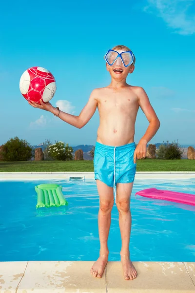 Niño Máscara Jugando Junto Piscina —  Fotos de Stock