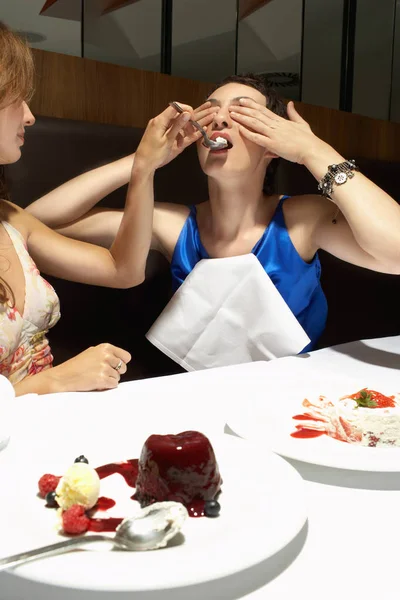 Duas Mulheres Num Restaurante — Fotografia de Stock