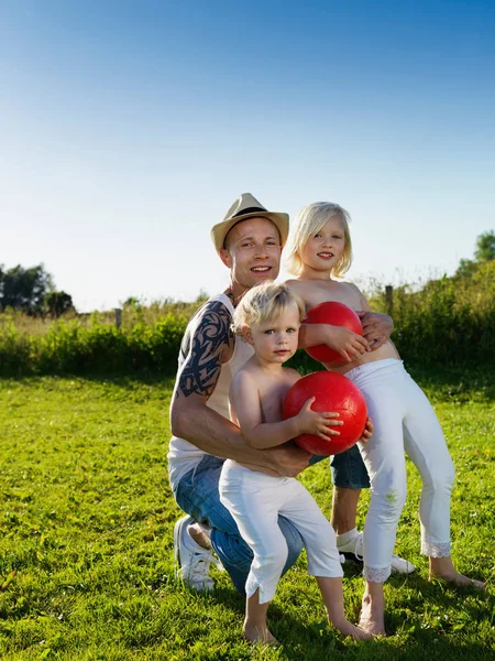 Padre Figlie Che Giocano Con Palle All Aperto — Foto Stock