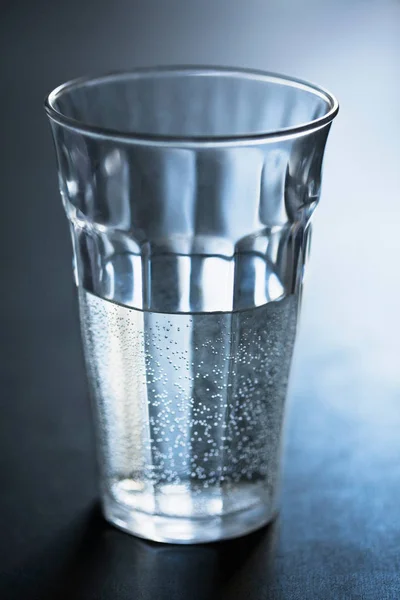 Close Air Bubbles Glass Water Table — Stock Photo, Image