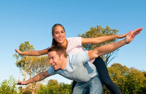 Pareja Jugando Juntos Parque —  Fotos de Stock