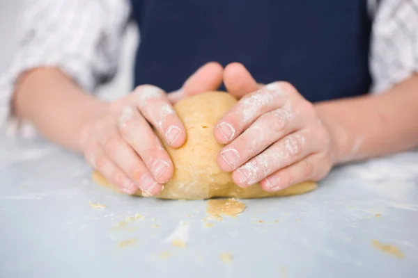 Beskuren Bild Pojke Förbereder Degen Bordet — Stockfoto