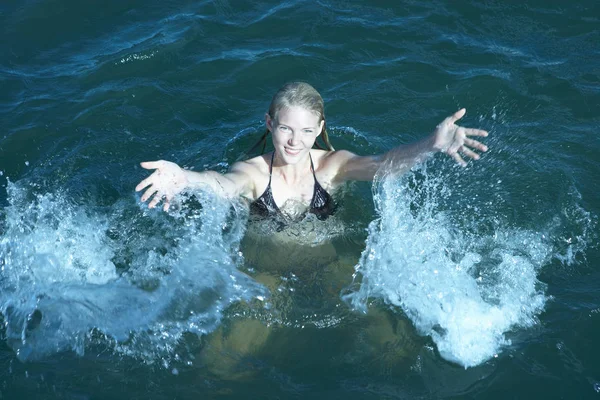 Mujer Joven Nadando Mar — Foto de Stock
