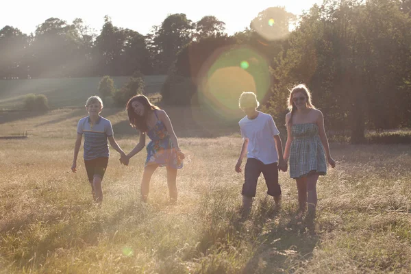 Teenie Pärchen Auf Dem Feld — Stockfoto