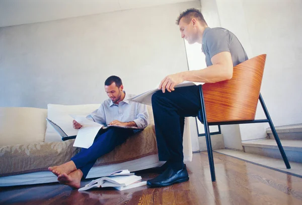 Uomini Affari Che Lavorano Salotto — Foto Stock