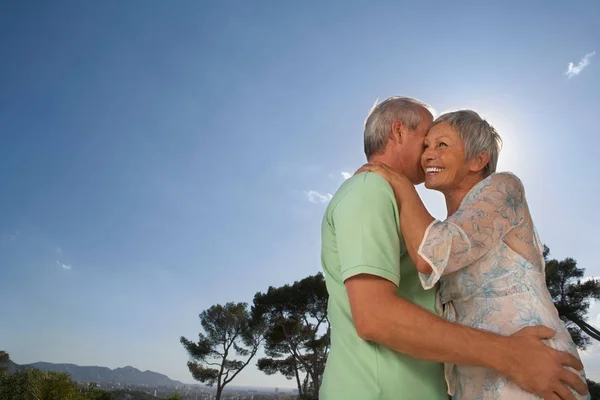 Älteres Paar Umarmt Sich Auf Terrasse — Stockfoto