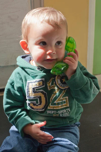 Menino Brincando Com Telefone Brinquedo — Fotografia de Stock