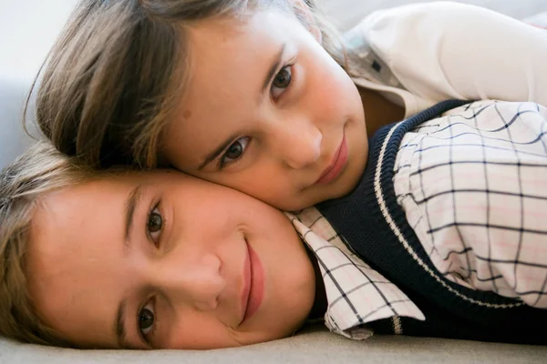 Hermano Hermana Tumbados Sofá — Foto de Stock