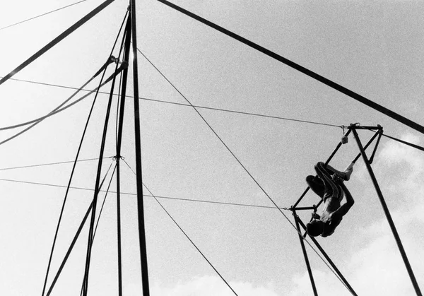 Trapecista Sobre Cielo —  Fotos de Stock