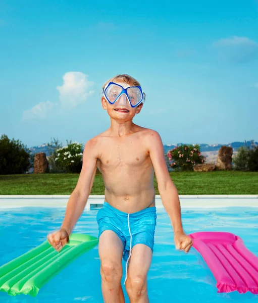 プールに飛び込むマスクの少年 — ストック写真