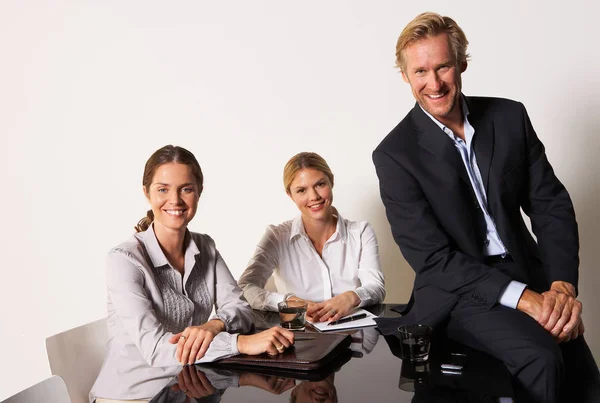 Три Бізнесмени Столом Посміхаються — стокове фото