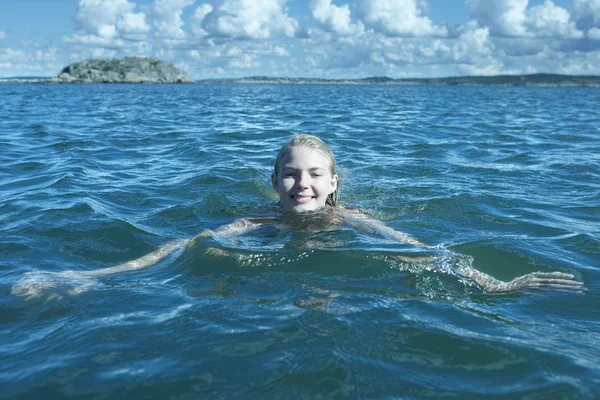 Jonge Vrouw Zwemmen Zee — Stockfoto