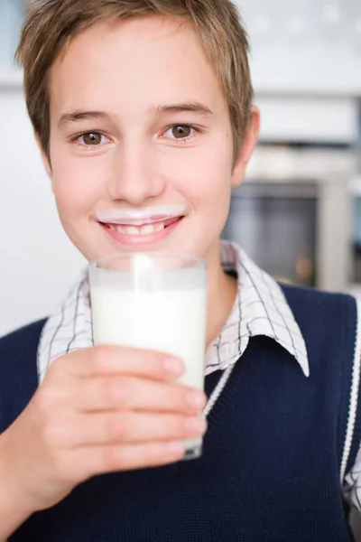 Jongen Drinkt Een Glas Melk — Stockfoto