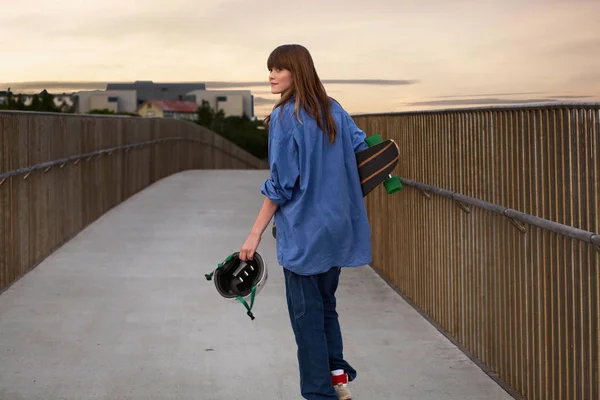 Flicka Redovisade Skateboard Gångväg — Stockfoto