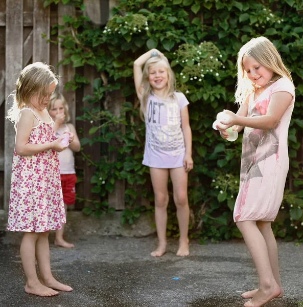 Beton Üzerinde Birlikte Oynayan Kızlar — Stok fotoğraf