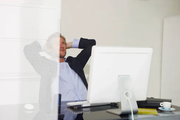 Hombre Ordenador Relajándose Con Los Brazos Detrás Cabeza Con Reflejos — Foto de Stock