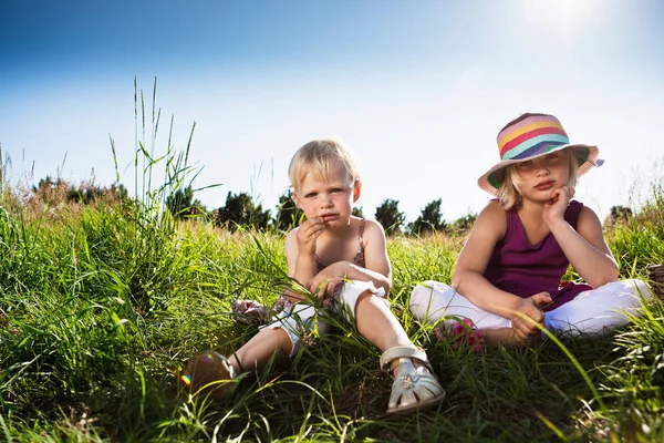 Heureux Filles Caucasiennes Assis Ensemble Dans Herbe — Photo