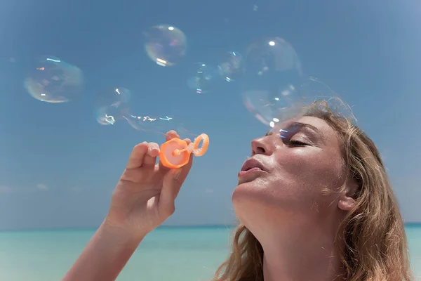 Женщина Надувает Пузыри Пляже — стоковое фото