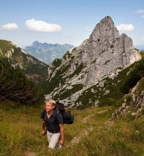 Escursioni Uomo Sul Sentiero Montagna — Foto Stock