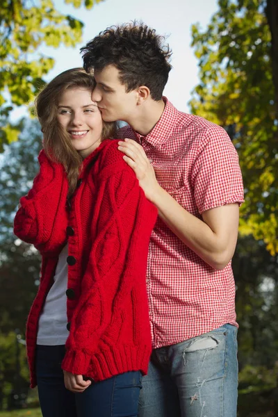 十几岁的夫妇在公园接吻 — 图库照片