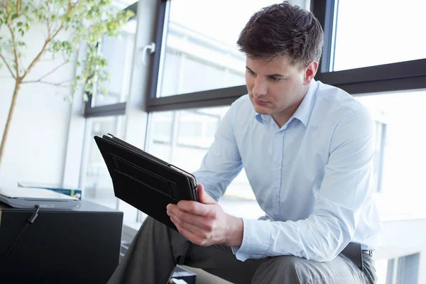 Adulto Uomo Affari Caucasico Utilizzando Tablet Ufficio — Foto Stock