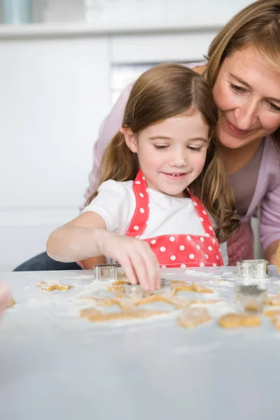 Mother Daughter Preparing Cookies — Stock Photo, Image