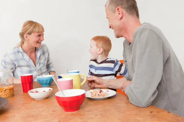 Feliz Familia Riendo Desayuno Cocina —  Fotos de Stock