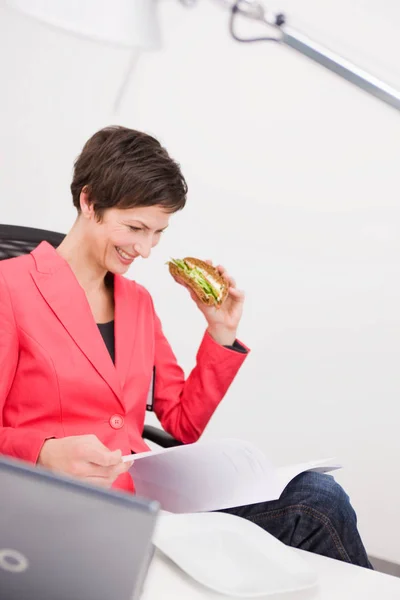 Женщина Ест Сэндвич Своем Офисе — стоковое фото