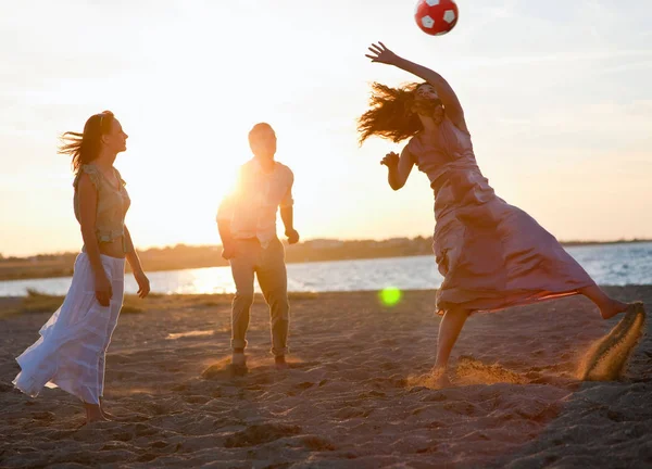 ビーチでサッカー ボールで遊んでの人々 — ストック写真