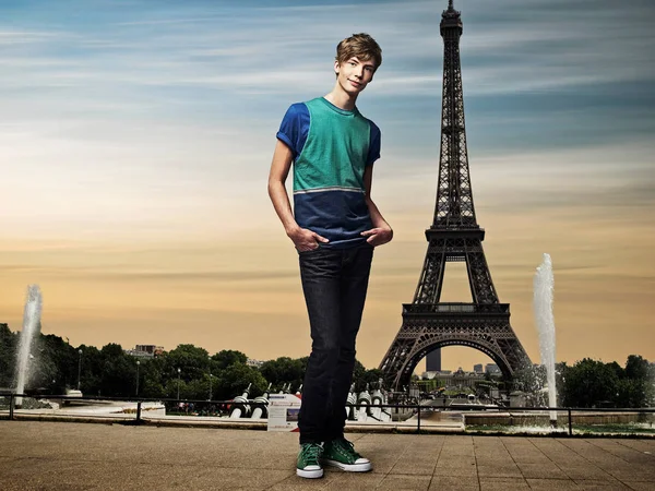 Man Standing Front Eiffel Tower — Stock Photo, Image