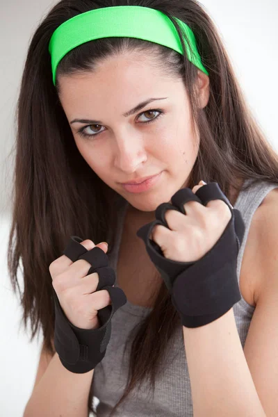 Defensiva Joven Hermosa Mujer Caucásica Guantes Boxeo — Foto de Stock