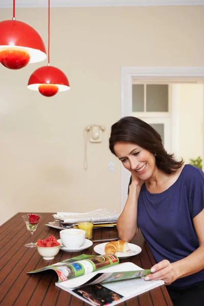 Adulto Bastante Caucásico Mujer Leyendo Revista Cocina — Foto de Stock