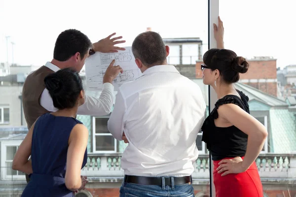 Arbeitskollegen Schauen Sich Pläne — Stockfoto