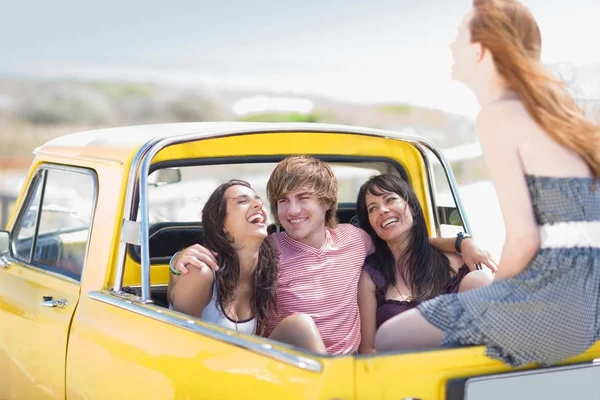 Jóvenes Sentados Parte Trasera Camioneta —  Fotos de Stock