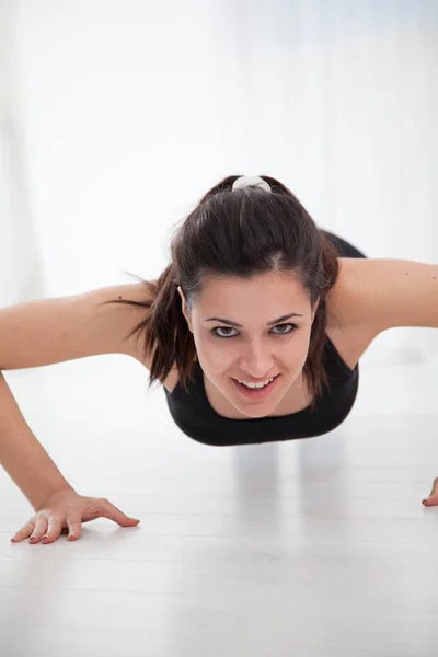 Young Beautiful Caucasian Woman Doing Push Ups — Stock Photo, Image