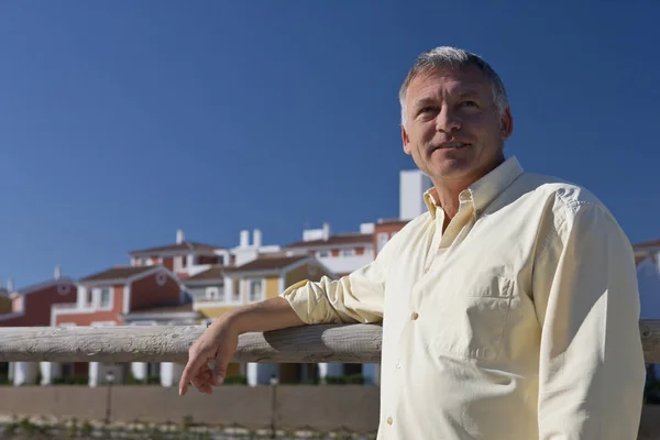 Älterer Erwachsener Kaukasier Steht Immobilienentwicklung — Stockfoto