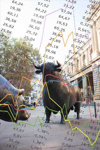牛とフランクフルト証券取引所にクマの像 — ストック写真