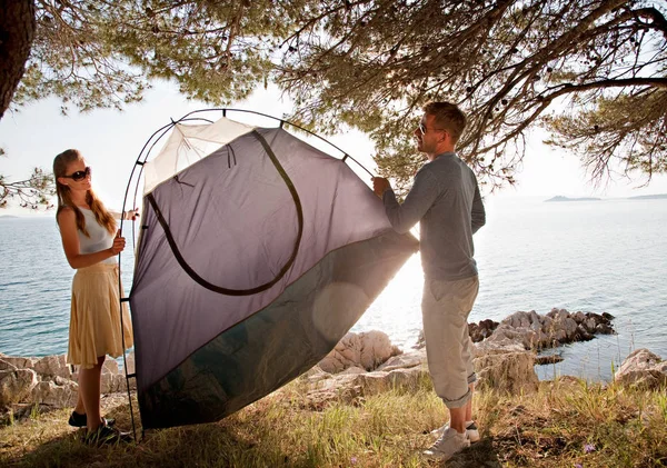 海のそばにテントを入れて魅力的な白人カップル — ストック写真