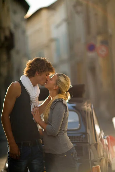 Günbatımı Sokak Genç Çift Öpücük — Stok fotoğraf