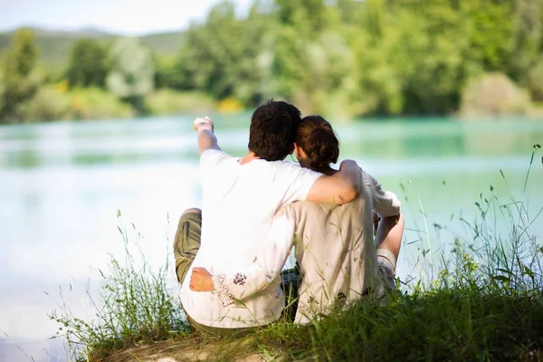 Romantic Couple Sitting Lake — Stock Photo, Image