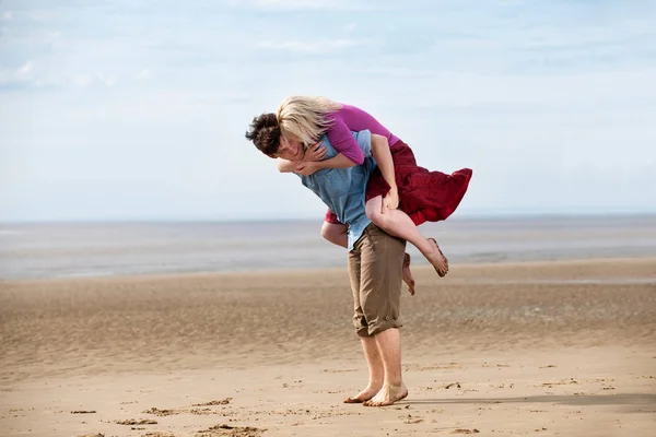 年轻漂亮的白种夫妇在海滩上玩得开心 — 图库照片