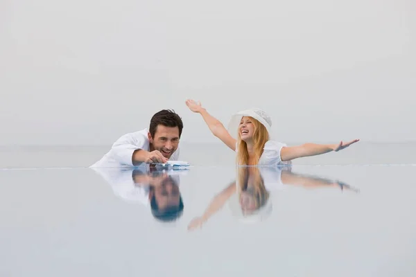 Casal Divertindo Segurando Modelo Avião — Fotografia de Stock